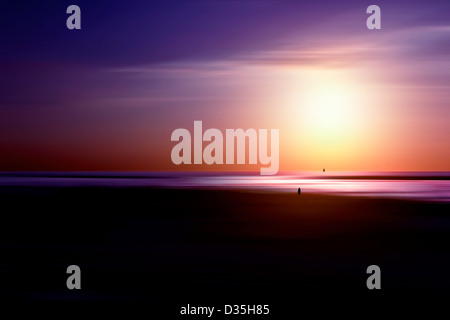 Malerische Aussicht mit verzerrten Landschaft und Himmel mit silhouettenhafte Figuren am Strand Stockfoto