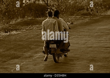 Vier Männer reiten auf dem Fahrrad, Indien Stockfoto