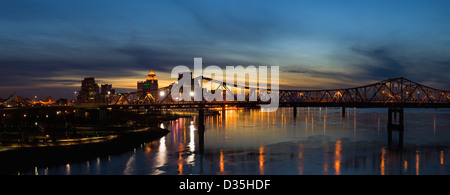 Panorama der Skyline von Louisville Kentucky und Ohio River in der Dämmerung von der großen vier-Brücke Stockfoto