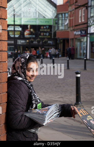 Weibliche grosse Ausgabe Verkäufer Die Geschäfte, Mall und Straßen der Lancashire Stadt Wigan, Großbritannien
