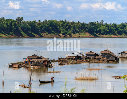 Schwimmende vietnamesische Hausboote auf dem Mekong von Koh Trong Insel in der Nähe von Kratie, Kambodscha. Stockfoto