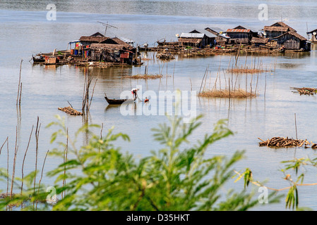 Schwimmende vietnamesische Hausboote auf dem Mekong von Koh Trong Insel in der Nähe von Kratie, Kambodscha. Stockfoto