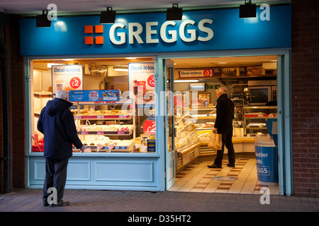 Greggs warmes Essen zum Mitnehmen Store The Geschäfte und Straßen von Lancashire Stadt Wigan, Großbritannien Stockfoto