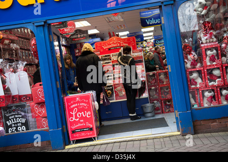 Valentinstag  Die Geschäfte und Straßen von Lancashire Stadt Wigan, Großbritannien Stockfoto