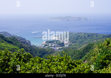 Hahajima-Maru nahenden Oki Hafen Hahajima-Insel wie aus Mt. Chibusa, Ogasawara-Inseln, Tokyo, Japan Stockfoto