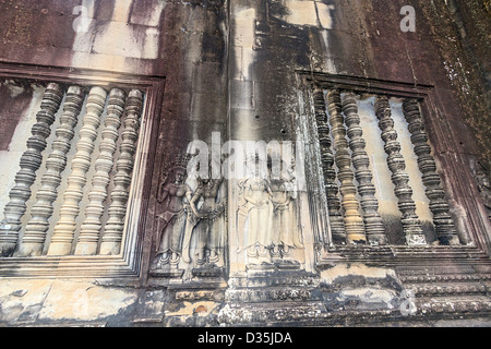 Fries der Apsaras, weibliche Geister der Wolken und Wasser den Osteingang von Angkor Wat Stockfoto