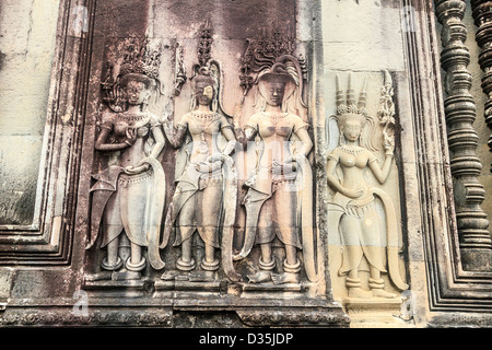 Fries der Apsaras, weibliche Geister der Wolken und Wasser den Osteingang von Angkor Wat Stockfoto