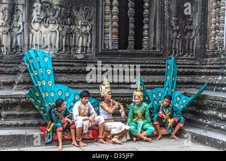 Menschen vor Ort in historischen kambodschanischen Kostüm in Angkor Wat, der größte Hindu-Tempel Komplex in der Welt Stockfoto