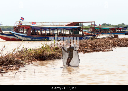 Junge mit Fischernetz in der Nähe von Kompong Pluk (Phluk), eine Gruppe von drei Stelzen-Haus-Dörfer in der Nähe von Siem Reap, Kambodscha Stockfoto