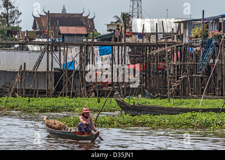 Frau fährt auf kleinen Boot in Kompong Pluk (Phluk), eine Gruppe von drei Stelzen-Haus-Dörfer in der Nähe von Siem Reap, Kambodscha Stockfoto