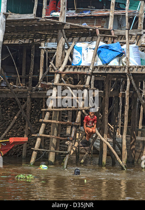 Kinder spielen im Wasser von Kompong Pluk (Phluk), eine Gruppe von drei Stelzen Haus Dörfer in der Nähe von Siem Reap, Kambodscha Stockfoto