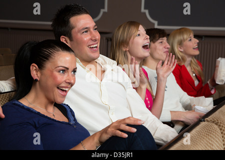 Lachende Menschen in einem Kino oder Theater, die gerade einen Film oder ein Spiel Stockfoto