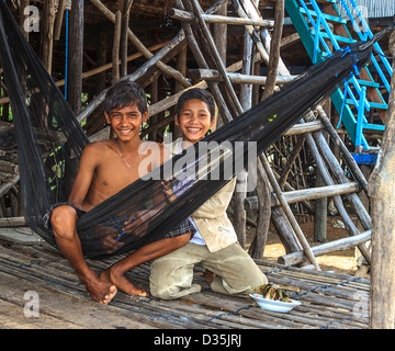 Jungen und Mädchen in Kompong Pluk (Phluk), eine Gruppe von drei Stelzen-Haus-Dörfer in der Nähe von Siem Reap, Kambodscha Stockfoto