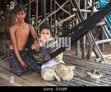 Jungen und Mädchen in Kompong Pluk (Phluk), eine Gruppe von drei Stelzen-Haus-Dörfer in der Nähe von Siem Reap, Kambodscha Stockfoto