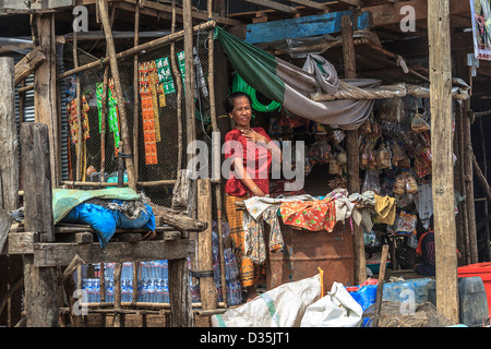 Frau in ihrem Haus in Kompong Pluk (Phluk), eine Gruppe von drei Stelzen-Haus-Dörfer in der Nähe von Siem Reap, Kambodscha Stockfoto