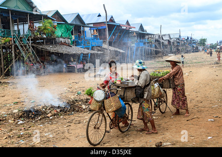 Frauen, Verkauf und Kauf von Obst und Gemüse in Kompong Pluk, Agroup von drei Stelzen Haus Dörfer in der Nähe von Siem Reap, Kambodscha Stockfoto