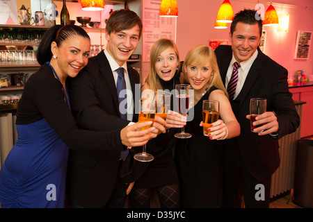 Eine Gruppe von fünf Freunden in einer Bar feiern und posieren für die Kamera Stockfoto