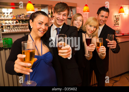 Eine Gruppe von fünf Freunden in einer Bar feiern und posieren für die Kamera Stockfoto