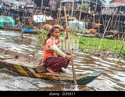 Junge Frau reist in ihr Boot in Kompong Pluk (Phluk), eine Gruppe von drei Stelzen-Haus-Dörfer in der Nähe von Siem Reap, Kambodscha Stockfoto