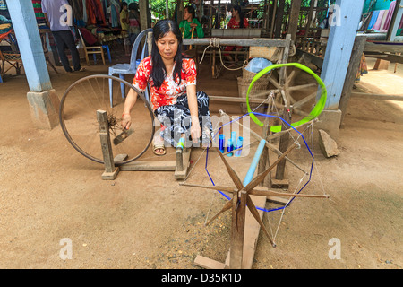 Seidenweberei auf Koh Dach Island, einer Insel vor zentralen Phnom Penh, Kambodscha. Hier dreht sich eine Frau Seidenfäden auf Spulen. Stockfoto