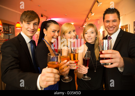 Eine Gruppe von fünf Freunden in einer Bar feiern und posieren für die Kamera Stockfoto