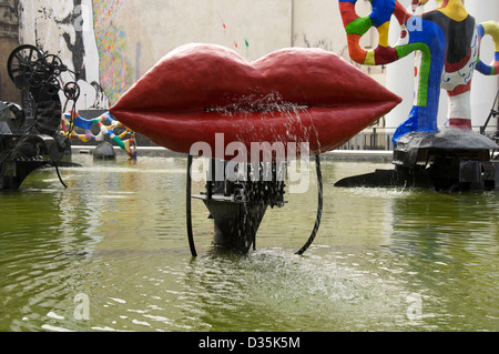 Dieser riesige rote Lippen genannt L'Amour von Künstlern wie Jean Tinguely und Niki de Saint Phalle, ist Bestandteil der Stravinsky-Brunnen in Paris, Frankreich. Stockfoto