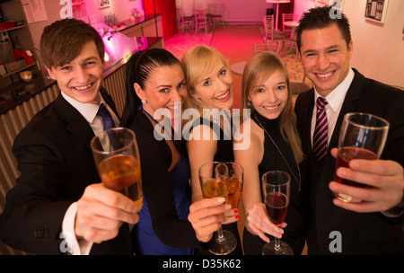 Eine Gruppe von fünf Freunden in einer Bar feiern und posieren für die Kamera Stockfoto