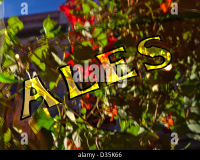 Sonnendurchflutetes Zeichen 'Ales"im Sommer auf einem floralen bedeckt Gastwirtschaft Fenster England UK Stockfoto