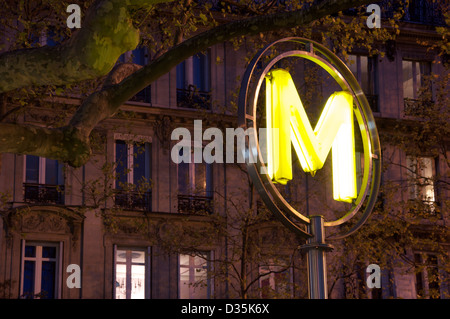 Die hellen gelben "M"-Symbol, das ist eine moderne Version der Pariser Metro Zeichen, Kennzeichnung der Eingang zur Station Bastille. Am Abend beleuchtet. Frankreich. Stockfoto