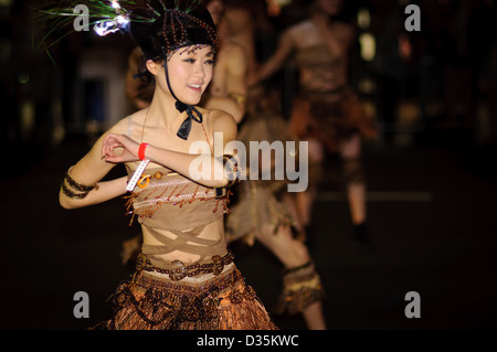 Chinesische Volksgruppe Tänzer - tanzen in einer Parade beim Tragen von Trachten. Stockfoto