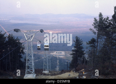 Jahrgang Dezember 1963 Fotografie, Blick von einer Goldola auf der Mt. Whittier Gondelbahn in West Ossipee, New Hampshire, USA. Stockfoto