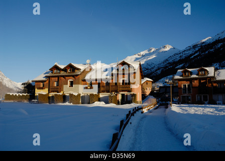 Chalets, Häuser im französischen Skigebiet Serre Chevalier, in den Alpen. Stockfoto