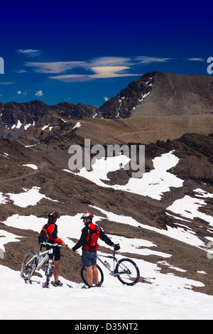 Mountainbiker mit Blick auf den Weg zum Mount Mulhacen, dem höchsten Gipfel der iberischen Halbinsel. Sierra Nevada, Granada, Spanien Stockfoto