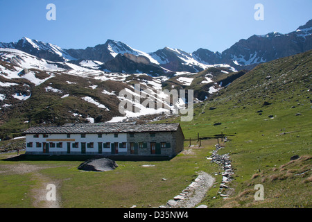 Vittorio Sella refuge cai Sez Biella Route 18 mit Schnee verkleidet Gipfeln im Hintergrund, Valnontey, Nationalpark Gran Paradiso, Italien Stockfoto