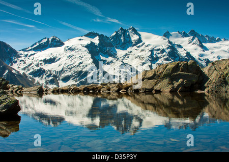 Berglandschaft der Umgebung Valnontey Westalpen spiegelt sich in Lac Lausonalp See, Nationalpark Gran Paradiso, Italien Stockfoto