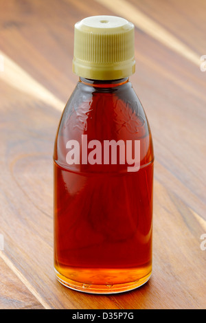 köstliche Klasse A dunkle Bernstein Ahornsirup, mit einem köstlichen robuste Bouquet. Stockfoto
