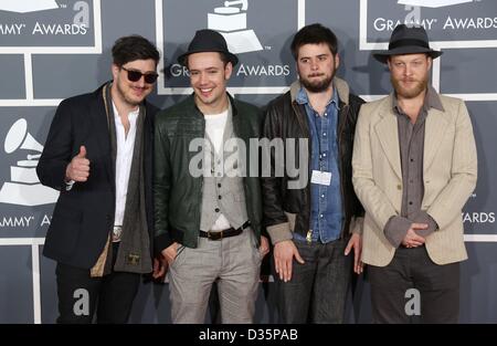 Los Angeles, Kalifornien, USA. 10. Februar 2013. "Mumford & Söhne" Marcus Mumford, Ben Lovett, "Land" Winston Marshall, Ted Dwane im Ankunftsbereich für die 55. Annual Grammy Awards - Ankünfte Pt 2, STAPLES Center, Los Angeles, CA 10. Februar 2013. Foto von: Jef Hernandez/Everett Collection / Alamy Live News Stockfoto