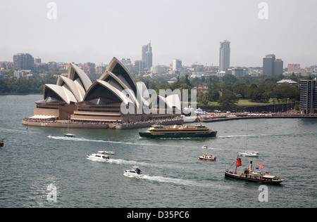 Manly Sydney Harbour Fähre ab Circular Quay nach Manly vor der Oper von Sydney Stockfoto