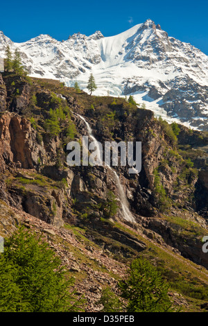 Wasserfall im Frühling Tauwetter in Valnontey Tal, Nationalpark Gran Paradiso, Westalpen - Italien Stockfoto