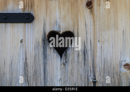 Herz in alte Holztür Stockfoto