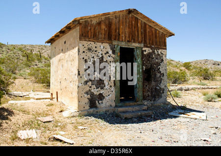 Gebäude und meine Welle Eingang von dem Riff Silberbergwerk in den San Bernardino Mountains, Kalifornien und Umgebung: Stockfoto