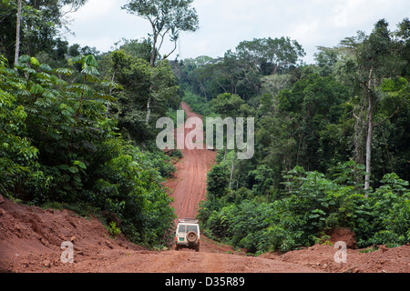 Kongo, 27. September 2012: Ecoguards Patrouille eine Fläche von Wald hinunter eine Protokollierung.  Kein Tier jagen ist in diesem Bereich erlaubt. Stockfoto