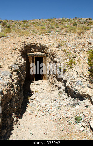 Gebäude und meine Welle Eingang von dem Riff Silberbergwerk in den San Bernardino Mountains, Kalifornien und Umgebung: Stockfoto