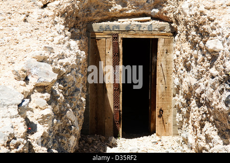 Gebäude und meine Welle Eingang von dem Riff Silberbergwerk in den San Bernardino Mountains, Kalifornien und Umgebung: Stockfoto