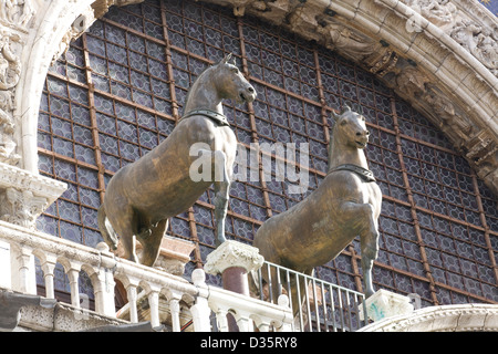 Blick auf den Markusplatz die Westfassade von St. Markus Basilika Stockfoto