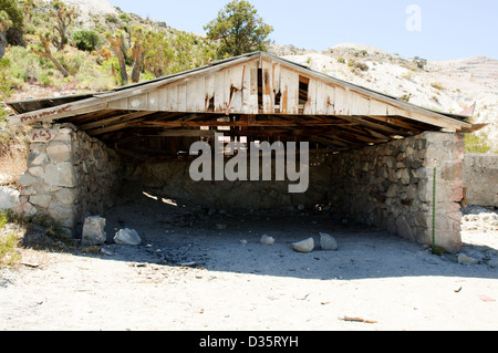 Gebäude und meine Welle Eingang von dem Riff Silberbergwerk in den San Bernardino Mountains, Kalifornien und Umgebung: Stockfoto