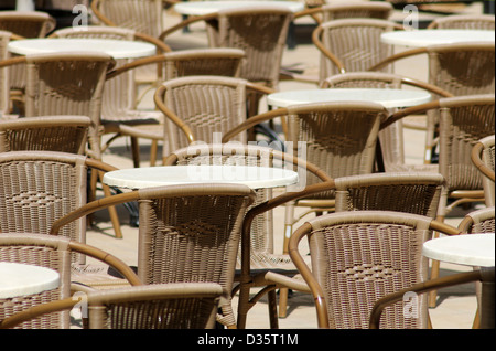 Gartentische und Stühle im Sitzbereich. Stockfoto