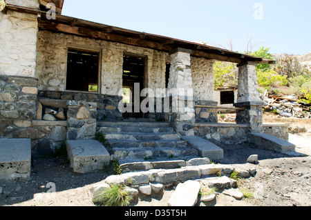 Gebäude und meine Welle Eingang von dem Riff Silberbergwerk in den San Bernardino Mountains, Kalifornien und Umgebung: Stockfoto