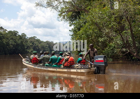 Kongo, 29. September 2012: eine Bi-nationale Gruppe von Ecoguards aus Kamerun und Gabun patrouillieren die Messok Dja-Nationalpark, auf der Suche nach Wilderern. Stockfoto