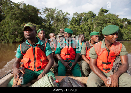 Kongo, 29. September 2012: eine Bi-nationale Gruppe von Ecoguards aus Kamerun und Gabun patrouillieren die Messok Dja-Nationalpark, auf der Suche nach Wilderern. Stockfoto